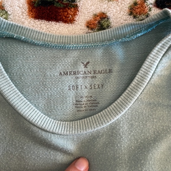 AE soft and sexy tank. Medium. Cute arm hole detail - Picture 2 of 6